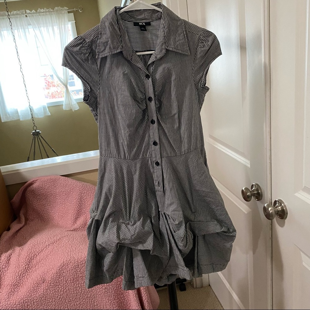 Black and white striped collared shirt dress with waist detailing 🖤